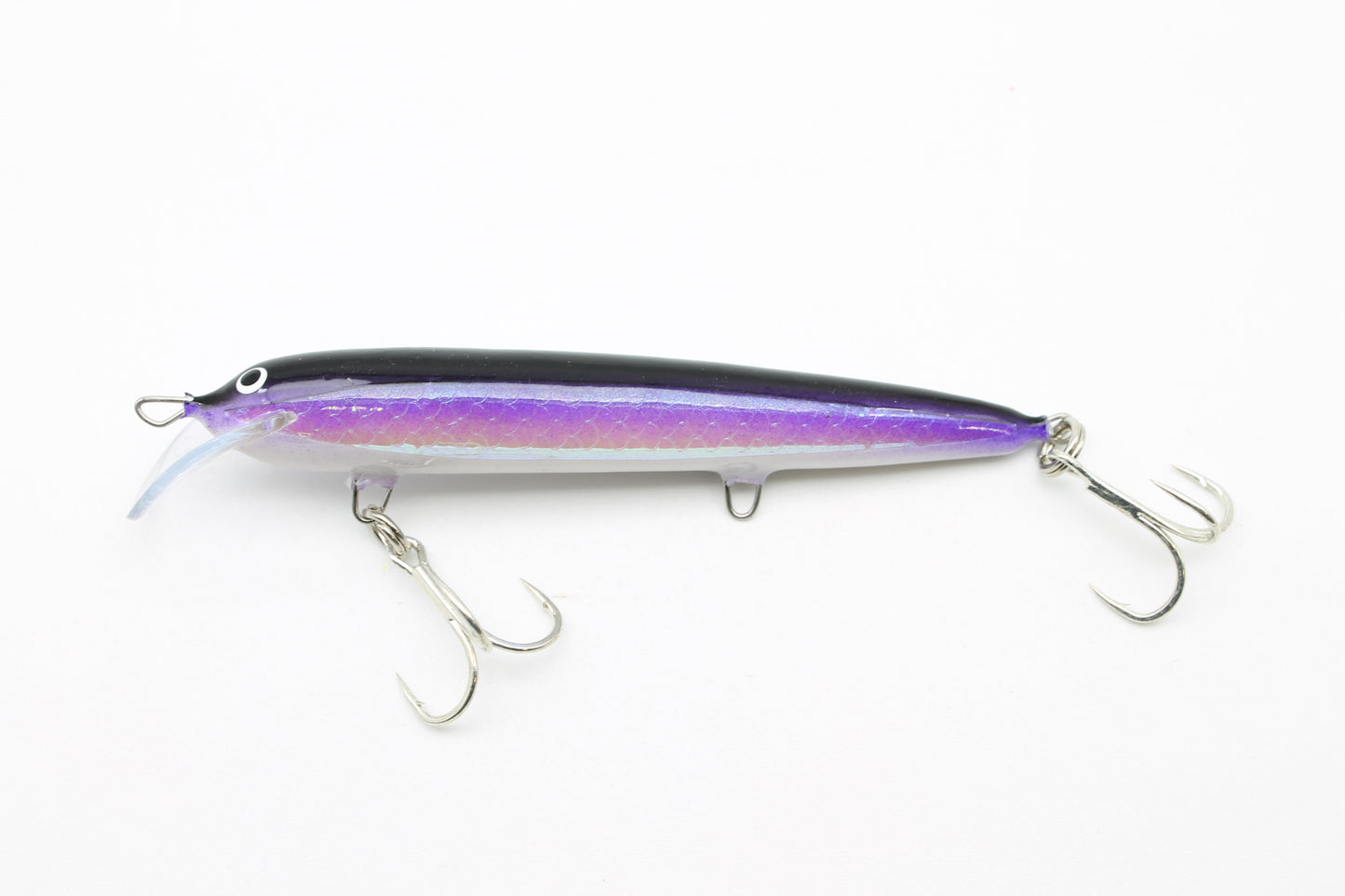 HK Varma Sikari von Haarjigs, Angelköder, ca. 10cm lang, Wobbler mit zwei montierten Drillingen, Farben Lila, Weiß mit schwarzem Rücken, dezentes Schuppenmuster, detailreiche Nahaufnahme vor weißem Hintergrund