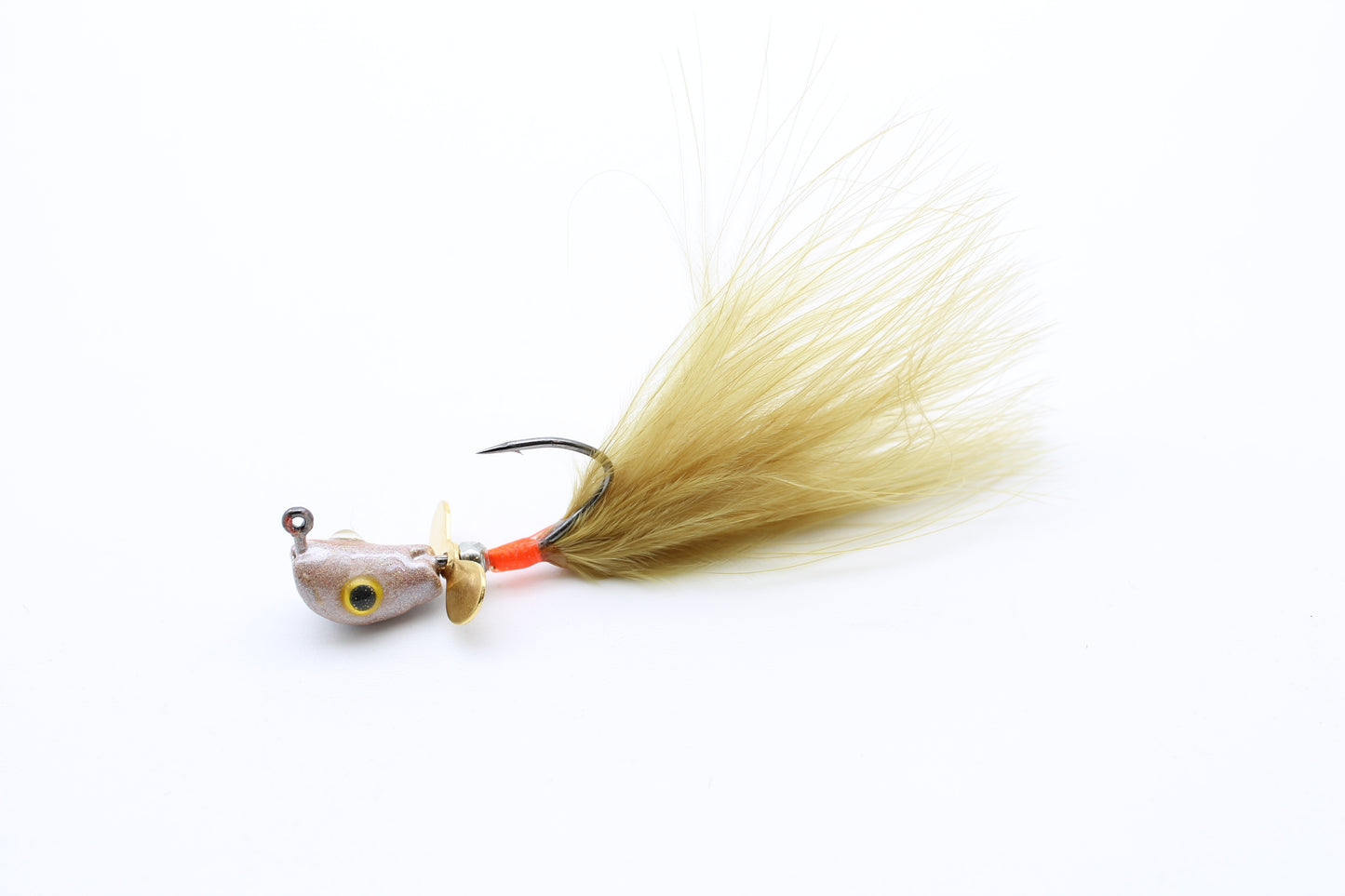 Marabou Propeller Jig, Köder von Haarjigs, in Beige/Braun, Angelköder, aus Maraboufedern, mit rotierendem Metallpropeller, Detailansicht vor weißem Hintergrund, Handarbeit, natürlicheres Muster